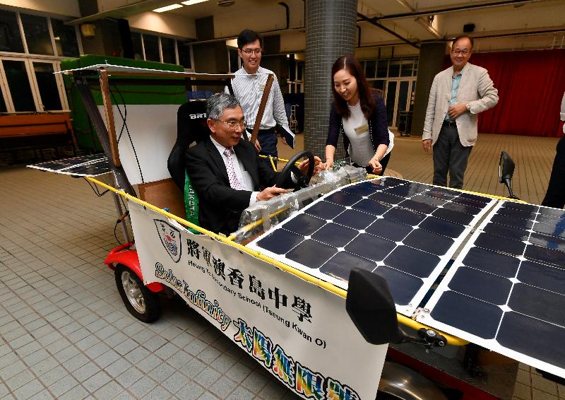The Secretary for Financial Services and the Treasury, Mr James Lau (first left), visited Heung To Secondary School (Tseung Kwan O) today (August 29). Photo shows Mr Lau being briefed on the operation of a solar-powered car.