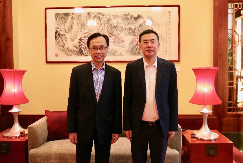 The Secretary for Constitutional and Mainland Affairs, Mr Patrick Nip (left), meets with the Vice Mayor of Shenzhen Municipality, Mr Ai Xuefeng, in Qianhai today (August 29) to exchange views on matters relating to co-operation between Hong Kong and Shenzhen.