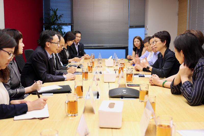 The Secretary for Constitutional and Mainland Affairs, Mr Patrick Nip, visited Qianhai today (August 29). Photo shows Mr Nip (third left) meeting with representatives of a joint venture securities company set up by companies from Hong Kong and Qianhai to learn about its daily business operation.