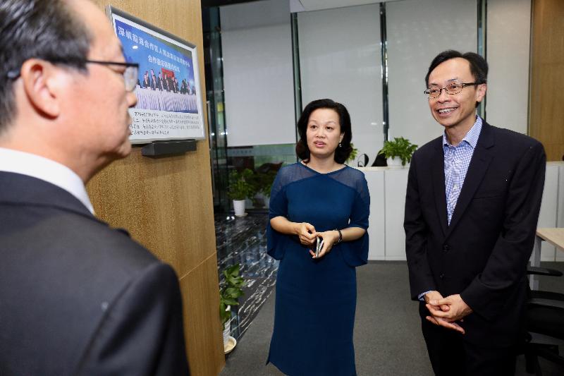 The Secretary for Constitutional and Mainland Affairs, Mr Patrick Nip, visited Qianhai today (August 29). Photo shows Mr Nip (right) talking with representatives of a joint venture law firm set up by legal professionals from Hong Kong and the Mainland to learn about the legal services it provides.