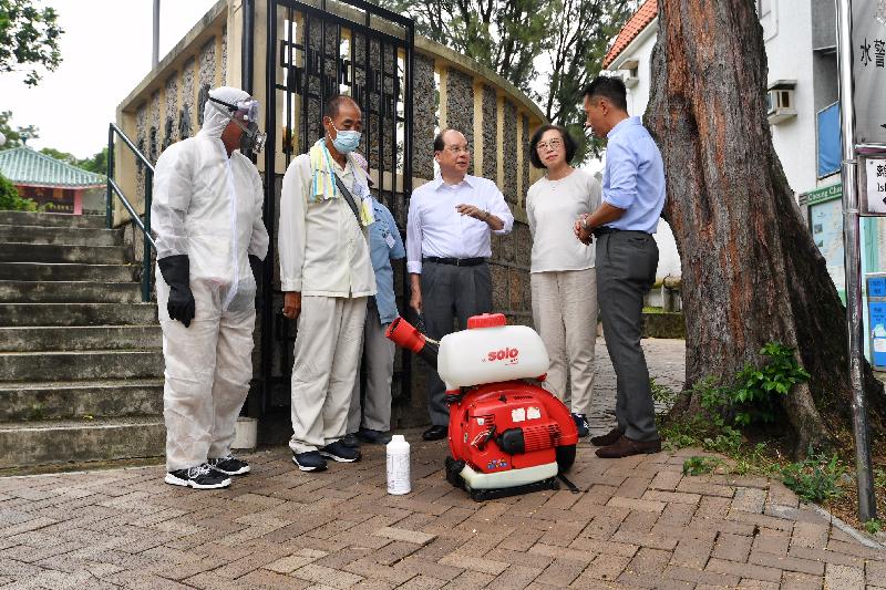The Chief Secretary for Administration, Mr Matthew Cheung Kin-chung (centre), and the Secretary for Food and Health, Professor Sophia Chan (second right), visit Cheung Chau today (August 30) to see the mosquito control and prevention work carried out by the Food and Environmental Hygiene Department (FEHD). Also present is the Pest Control Officer-in-charge of the FEHD, Mr Lee Ming-wai (first right).