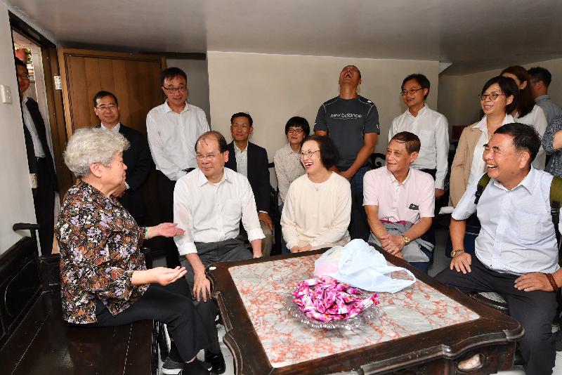 The Chief Secretary for Administration, Mr Matthew Cheung Kin-chung (front row, second left), and the Secretary for Food and Health, Professor Sophia Chan (front row, centre), visit a household in Cheung Chau today (August 30) to learn about the mosquito control and prevention work carried out at home.