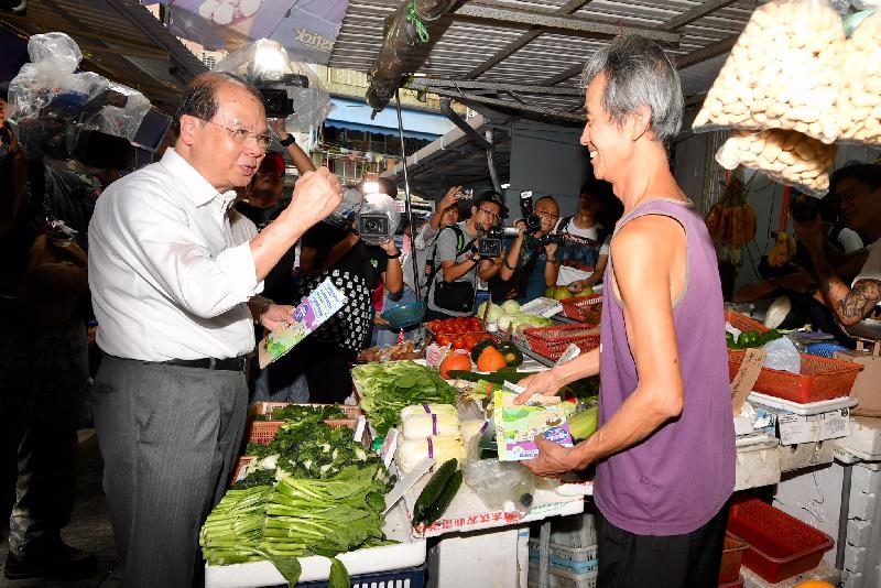 The Chief Secretary for Administration, Mr Matthew Cheung Kin-chung (left), visits shops in Cheung Chau today (August 30) and talks to shop owners to learn about their mosquito control and prevention work.