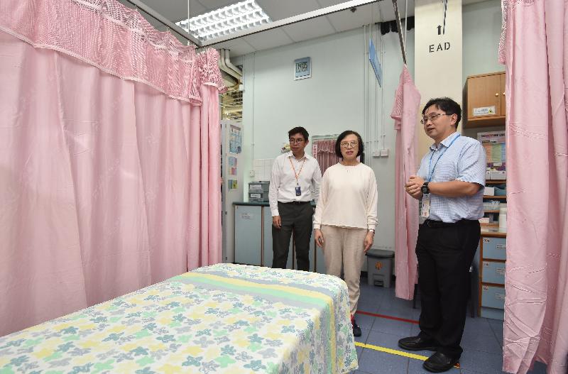The Chief Secretary for Administration, Mr Matthew Cheung Kin-chung, and the Secretary for Food and Health, Professor Sophia Chan, visited Cheung Chau today (August 30) to see the mosquito control and prevention work there. Photo shows Professor Chan (centre) inspecting the anti-mosquito measures at St John Hospital at the end of the visit.