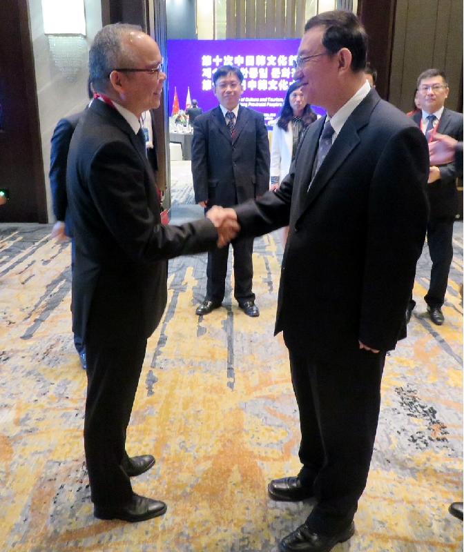 民政事务局局长刘江华今日（八月三十日）在哈尔滨出席中日韩文化部长会议。图示刘江华（左）与国家文化和旅游部部长雒树刚握手。