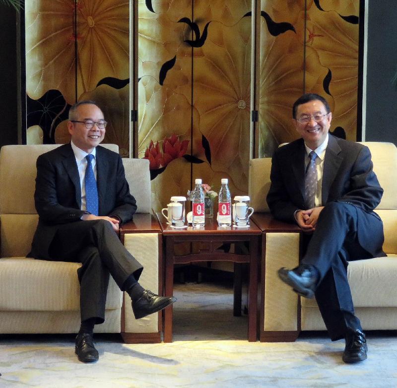 民政事务局局长刘江华今日（八月三十日）在哈尔滨出席中日韩文化部长会议。图示刘江华（左）与国家文化和旅游部部长雒树刚会面。