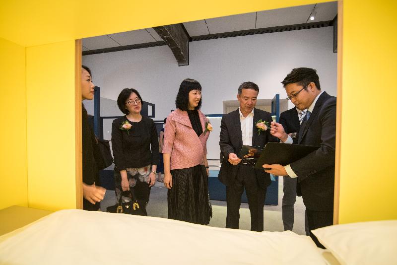 The sixth edition of the Hong Kong-Macao Visual Art Biennale opened at the Beijing Minsheng Art Museum today (August 31). Photo shows artist Dylan Kwok (first right) introducing the contents of the exhibition to the Deputy Director-General of the Office of Hong Kong, Macao and Taiwan Affairs of the Ministry of Culture and Tourism, Mr Li Jiangang (second right); the Director of Leisure and Cultural Services, Ms Michelle Li (centre); and the Acting Director of the Office of the Government of the Hong Kong Special Administrative Region in Beijing, Miss Pamela Lam (second left).