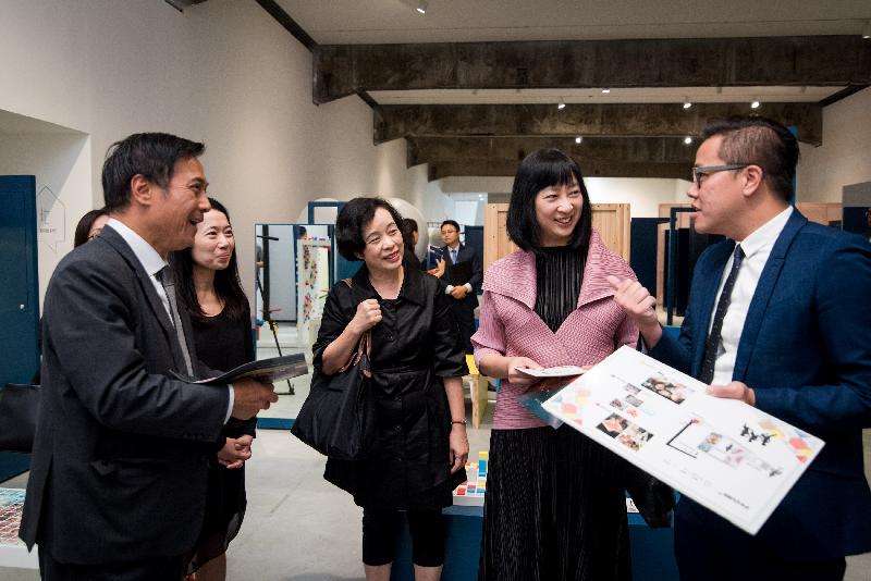 The sixth edition of the Hong Kong-Macao Visual Art Biennale opened at the Beijing Minsheng Art Museum today (August 31). Photo shows artist Robert Wong (first right) introducing the contents of the exhibition to (from left) the Assistant Director of Leisure and Cultural Services (Heritage and Museums), Mr Chan Shing-wai; the Curator (Public Art) of the Art Promotion Office (APO), Ms Lo Yan-yan; the Head of the APO, Dr Lesley Lau; and the Director of Leisure and Cultural Services, Ms Michelle Li.