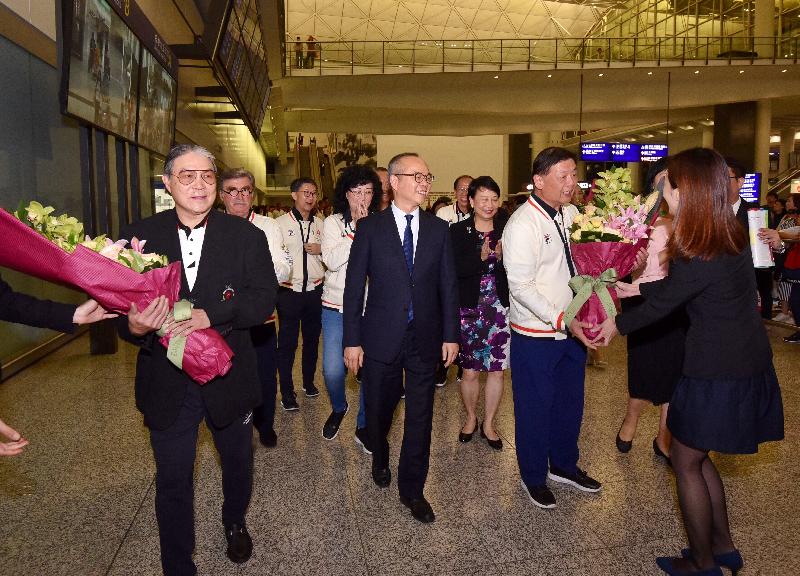 The Hong Kong Special Administrative Region Government hosted a welcome home ceremony at Hong Kong International Airport tonight (September 3) to greet the return of the Hong Kong, China Delegation to the 18th Asian Games. Photo shows the delegation members receiving a warm welcome at the arrival hall of the airport. From left are the President of the Sports Federation & Olympic Committee of Hong Kong, China, Mr Timothy Fok; the Secretary for Home Affairs, Mr Lau Kong-wah; the Permanent Secretary for Home Affairs, Mrs Cherry Tse; and the Chef de Mission of the Delegation, Mr Herman Hu.