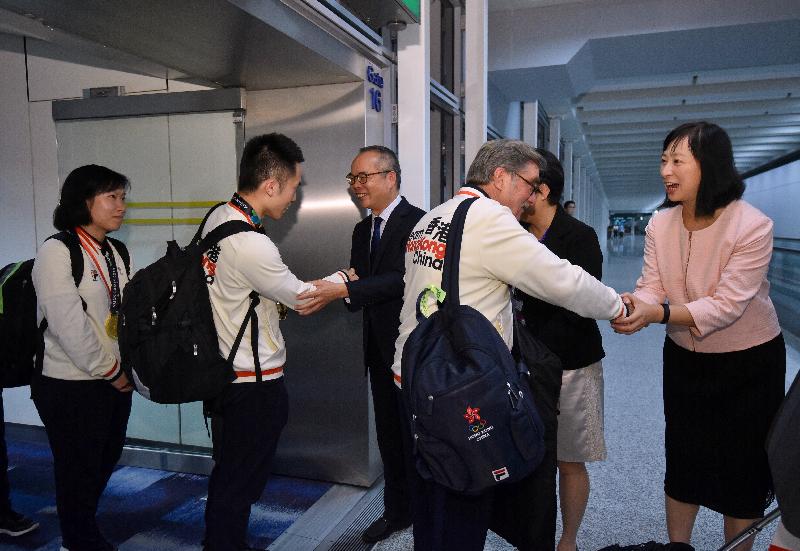 香港特別行政區政府今晚（九月三日）在香港國際機場舉行歡迎儀式，迎接第十八屆亞洲運動會中國香港代表團返港。圖示民政事務局局長劉江華（左三）及康樂及文化事務署署長李美嫦（右一）迎接代表團凱旋歸來。