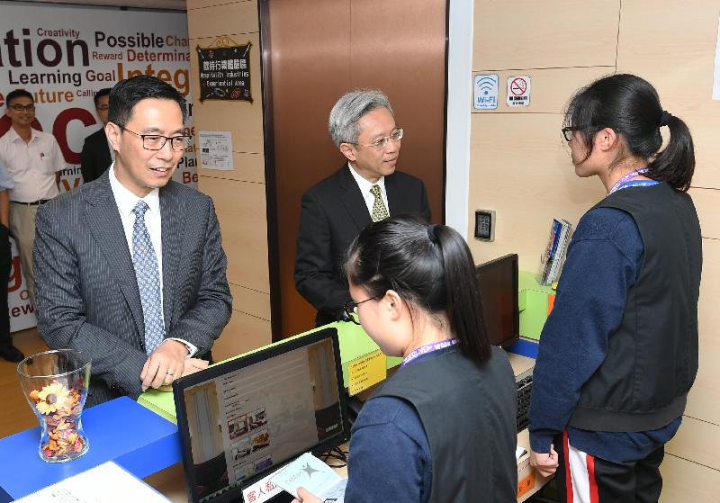 The Secretary for the Civil Service, Mr Joshua Law, and the Secretary for Education, Mr Kevin Yeung, visited Wan Chai District today (September 3). Photo shows Mr Law (second left) and Mr Yeung (first left) participating in a "Career Live" activity with high school students during a visit to St James' Settlement.