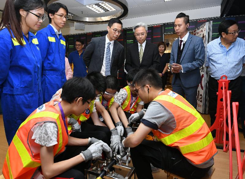 The Secretary for the Civil Service, Mr Joshua Law, and the Secretary for Education, Mr Kevin Yeung, visited Wan Chai District today (September 3). Photo shows Mr Law (back row, third right) and Mr Yeung (back row, third left) watching high school students participate in a "Career Live" activity during a visit to St James' Settlement.