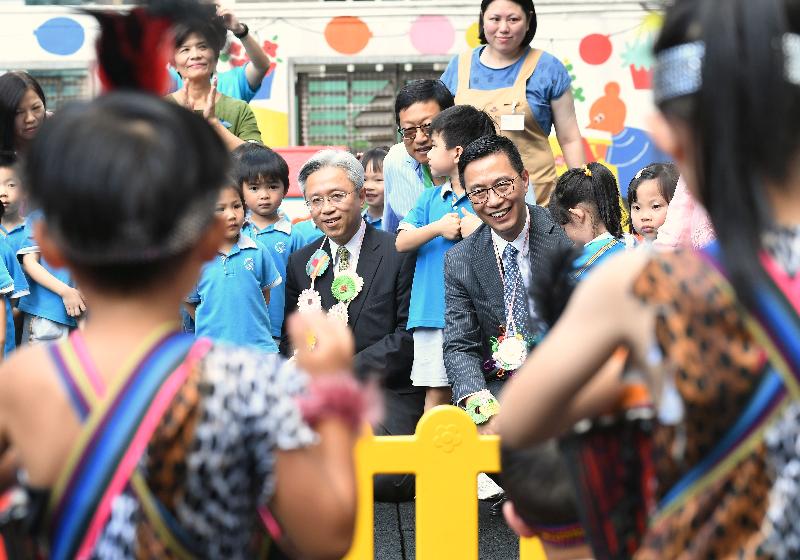  The Secretary for the Civil Service, Mr Joshua Law, and the Secretary for Education, Mr Kevin Yeung, visited Wan Chai District today (September 3). Photo shows Mr Law and Mr Yeung visiting the Boys' & Girls' Clubs Association of Hong Kong Cheerland Kindergarten (Wanchai) to learn more about the school life of the students.