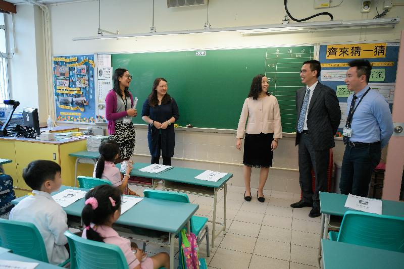 教育局局長楊潤雄（右二）今日（九月三日）探訪位於上環的英皇書院同學會小學第二校，了解開學日的情況。