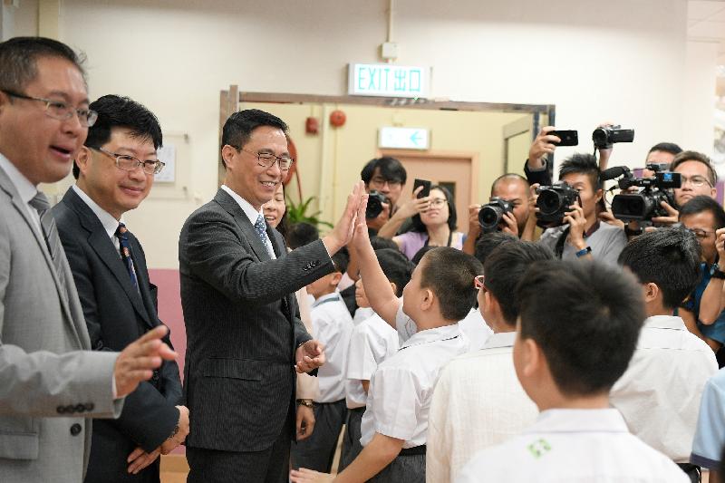 教育局局長楊潤雄（左三）今日（九月三日）在英皇書院同學會小學第二校開學禮上與學生問好。