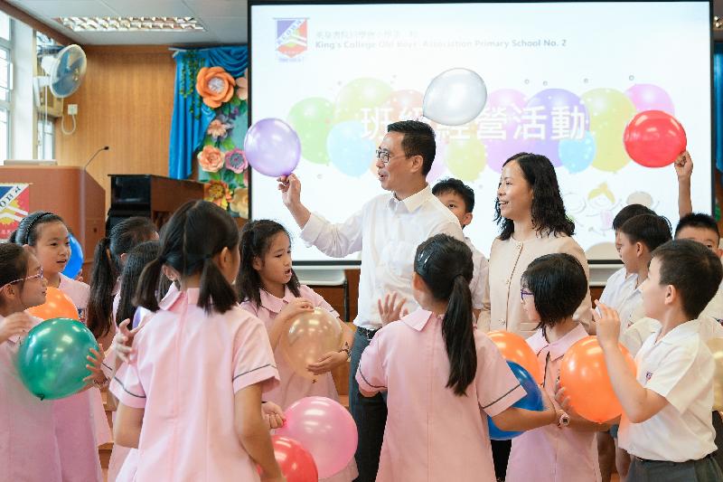 教育局局長楊潤雄（中）今日（九月三日）探訪英皇書院同學會小學第二校，並參加學生活動。