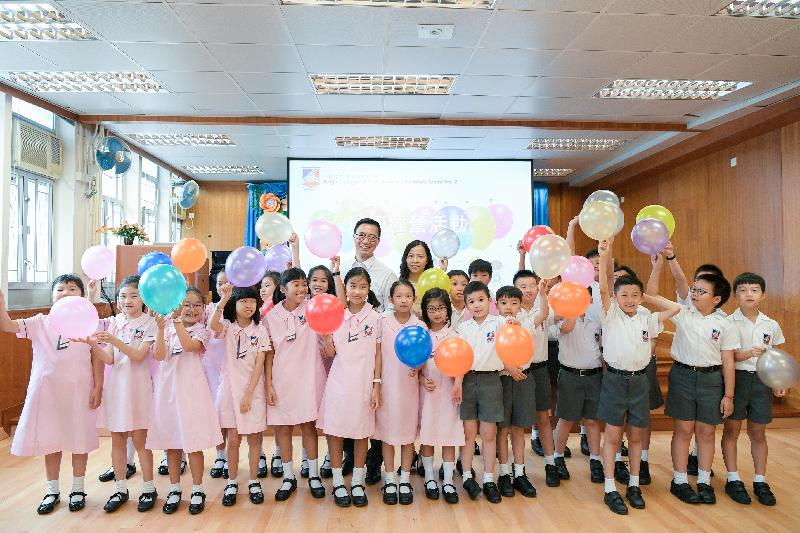 教育局局长杨润雄（后排中）今日（九月三日）探访英皇书院同学会小学第二校，并与学生合照。