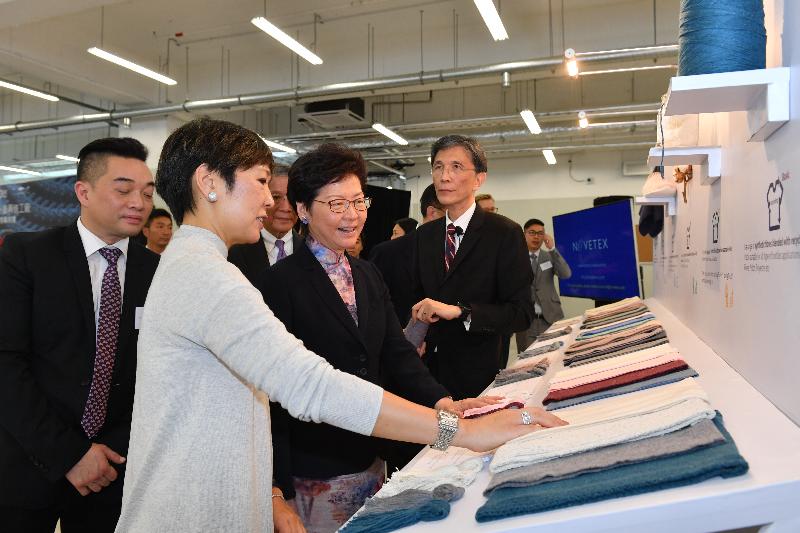行政長官林鄭月娥（前排左二）今日（九月三日）出席龍達紡織有限公司舊衣升級再造工廠開幕典禮，並參觀工廠設施。