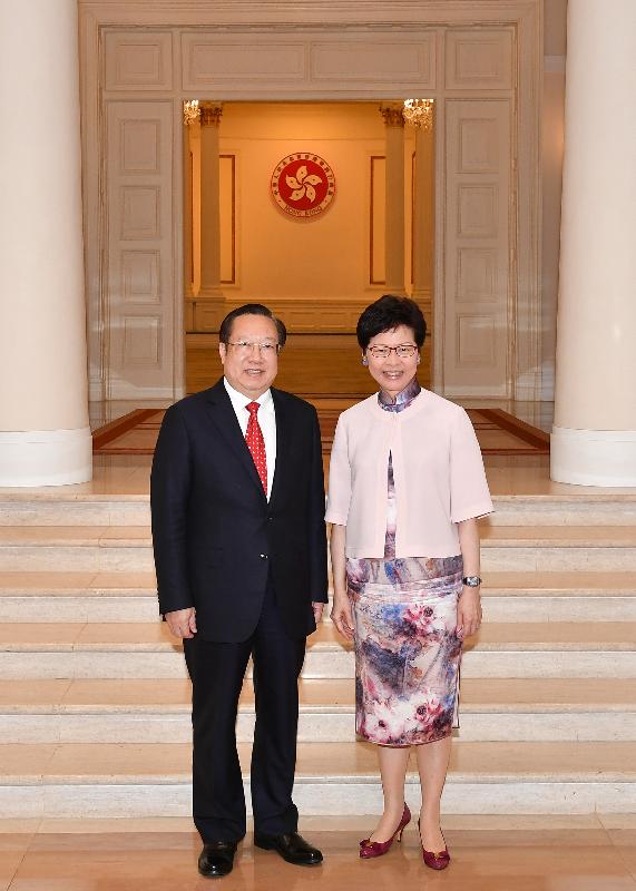 The Chief Executive, Mrs Carrie Lam (right), met the Governor of Hubei Province, Mr Wang Xiaodong (left), at Government House this evening (September 3).