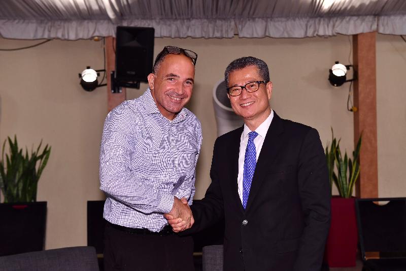 财政司司长陈茂波（右）昨日（以色列时间九月三日）到访以色列，并与AMIT技术转移办公室主管Benjamin Soffer（左）会面。