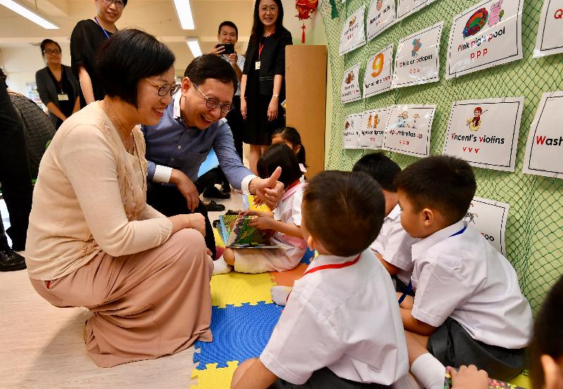 The Secretary for Food and Health, Professor Sophia Chan, today (September 4) visited a primary school in Wong Tai Sin to learn about the measures taken by the school to tackle dengue fever in the new school year. Photo shows Professor Chan (first left) chatting with pupils.