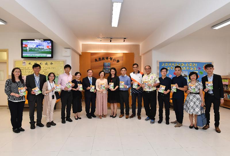 The Secretary for Food and Health, Professor Sophia Chan, today (September 4) visited a primary school in Wong Tai Sin to learn about the measures taken by the school to tackle dengue fever in the new school year. Professor Chan (seventh left) is pictured with the Chairman and the Vice Chairman of the Food and Environmental Hygiene Committee of the Wong Tai Sin District Council, Mr Ho Hon-man (sixth right) and Mr Wong Yat-yuk (fourth right); Legislative Council member Mr Wilson Or (seventh right); and the Supervisor and the Headmistress of the Price Memorial Catholic Primary School, Mr Li Quing-fai (sixth left) and Ms Chan Pik-ki (eighth right).