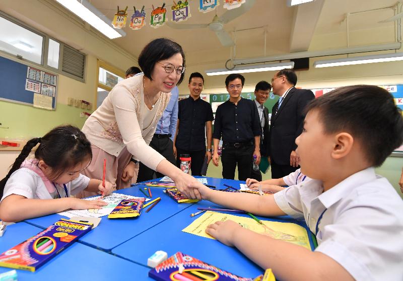 The Secretary for Food and Health, Professor Sophia Chan, today (September 4) visited a primary school in Wong Tai Sin to learn about the measures taken by the school to tackle dengue fever in the new school year. Photo shows Professor Chan (second left) chatting with a student.