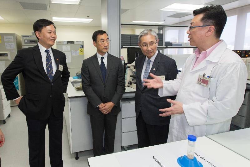 The Hospital Authority (HA) Chairman, Professor John Leong (second right), and the HA Chief Executive, Dr Leung Pak-yin (first left), accompanying Steward of the Hong Kong Jockey Club Mr Michael Lee (second left), visit the Jockey Club Cancer Research Laboratory at Queen Elizabeth Hospital after its opening ceremony today (September 4).