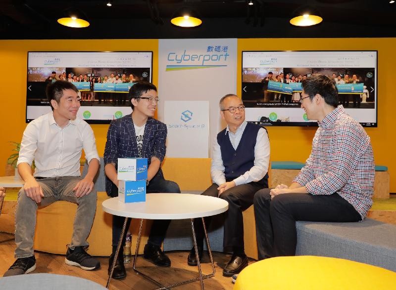 民政事务局局长刘江华（右二）今日（九月四日）到访荃湾区，参观Smart-Space 8时与年青企业家交流。