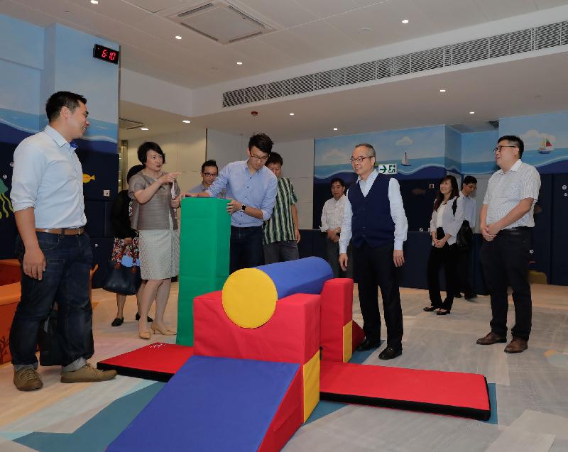 民政事务局局长刘江华（右四）今日（九月四日）到访荃湾区，视察荃湾体育馆的室内儿童游戏室。