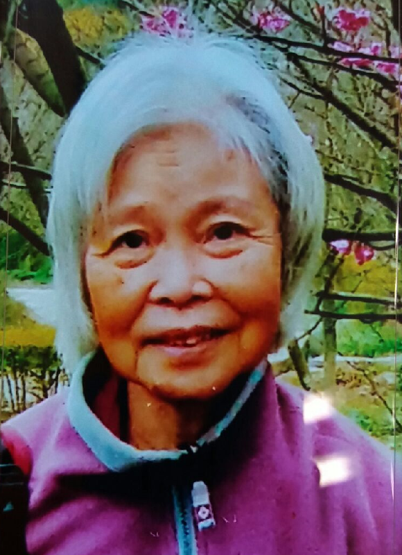 Ng Moo-ching is about 1.6 metres tall, 50 kilograms in weight and of thin build. She has a pointed face with yellow complexion and short straight white hair. She was last seen wearing a red short-sleeved shirt, apricot trousers, brown shoes and carrying a black rucksack. 