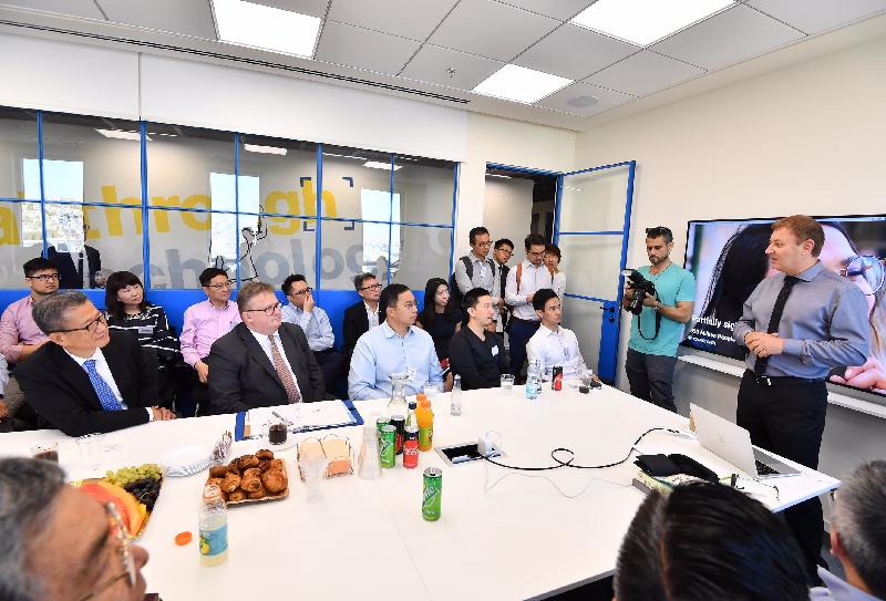 財政司司長陳茂波（前排左一）昨日（以色列時間九月四日）在耶路撒冷參觀一間專門研發人工視覺技術產品公司，了解該公司在科研成果商品化的情況。