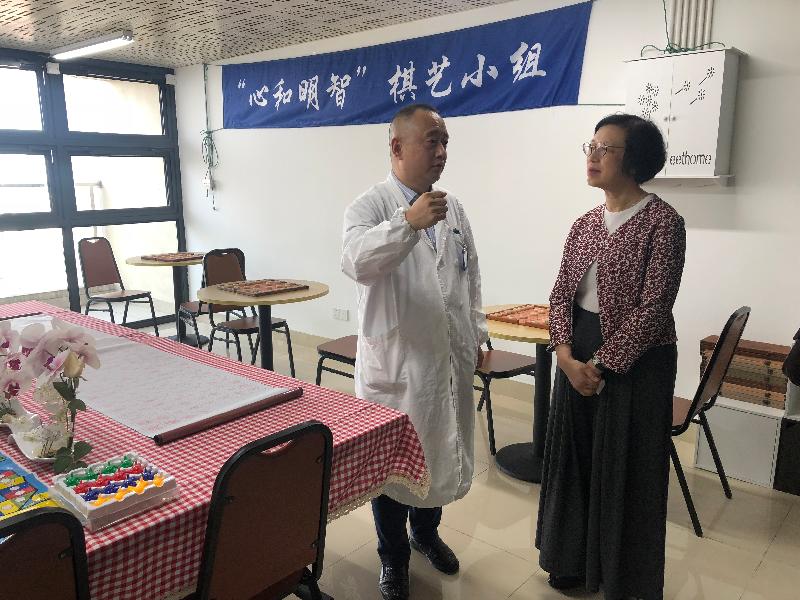 The Secretary for Food and Health, Professor Sophia Chan, led a delegation to visit Shanghai today (September 5). Photo shows Professor Chan (right) visiting a common room of an oncology ward of Longhua Hospital affiliated to Shanghai University of Traditional Chinese Medicine. 