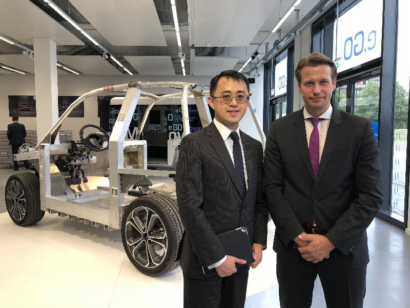The Director of the Hong Kong Economic and Trade Office in Berlin, Mr Bill Li (left), meets with the Head of the Department of Operative Technology Management at the Fraunhofer Institute for Production Technology, Mr Toni Drescher (right), on August 29 in Aachen, Germany.