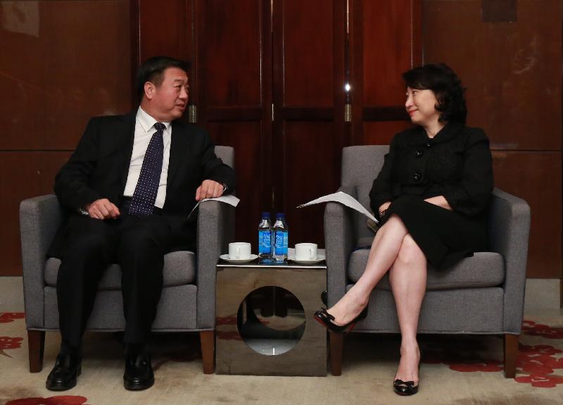 The Secretary for Justice, Ms Teresa Cheng, SC (right), meets with the Vice-Governor of Guangdong Province, Mr Li Chunsheng (left) in Guangzhou today (September 5).