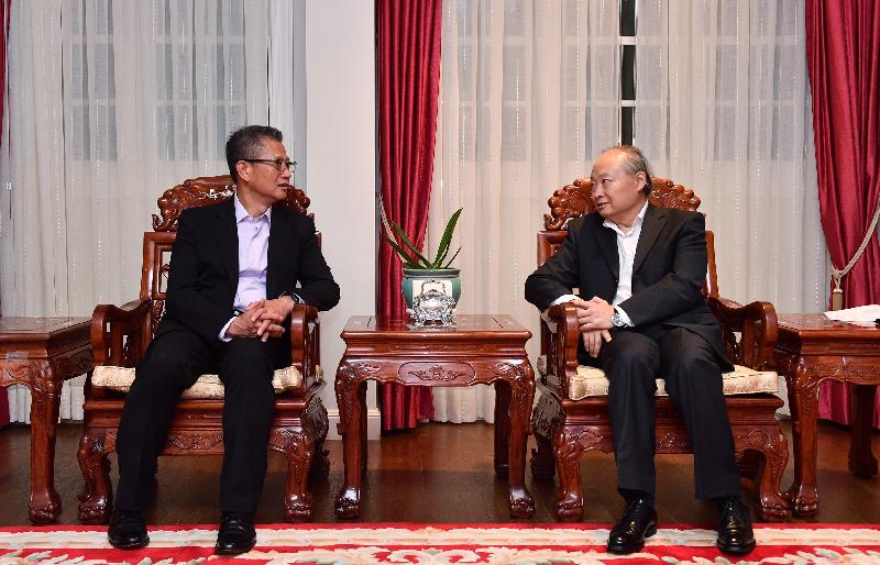 財政司司長陳茂波（左）昨日（以色列時間九月五日）禮節性拜會中國駐以色列大使詹永新（右）。
