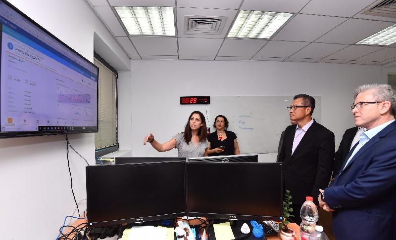 The Financial Secretary, Mr Paul Chan (second right), in Tel Aviv yesterday (September 5, Israel time) visited a Fintech company specialises in big data analytics and cyber security. 

