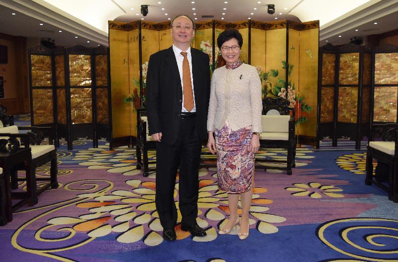 The Chief Executive, Mrs Carrie Lam, attended a dinner with the Governor of Sichuan Province, Mr Yin Li, in Guangzhou today (September 5). Photo shows Mrs Lam (right) and Mr Yin (left) before the dinner.
