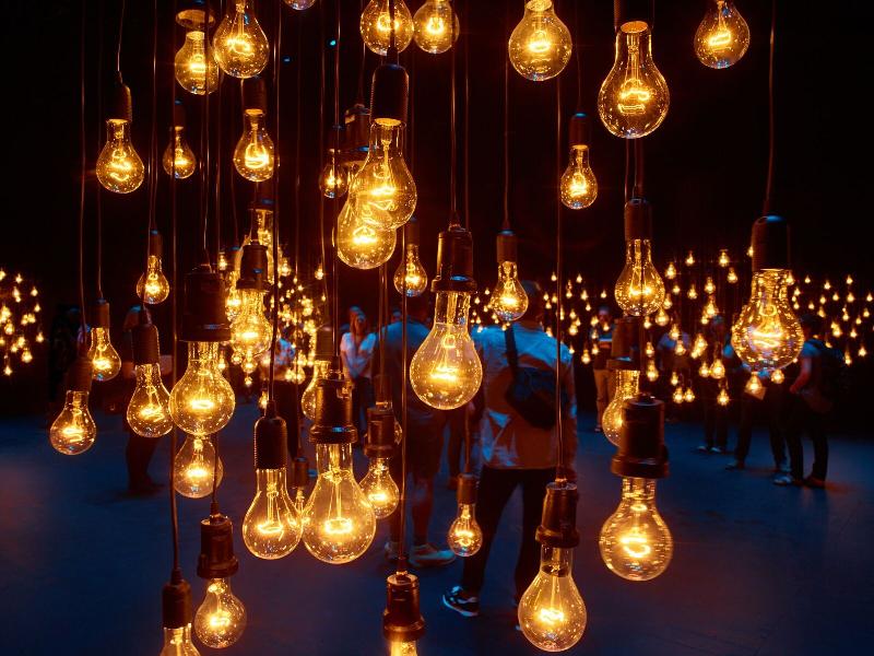 新視野藝術節將於十月十九日至十一月十八日期間舉行，呈獻海外和本地藝團的創意作品，包括燈光設計師邁克爾‧赫爾斯裝置表演《光‧舞‧動》。