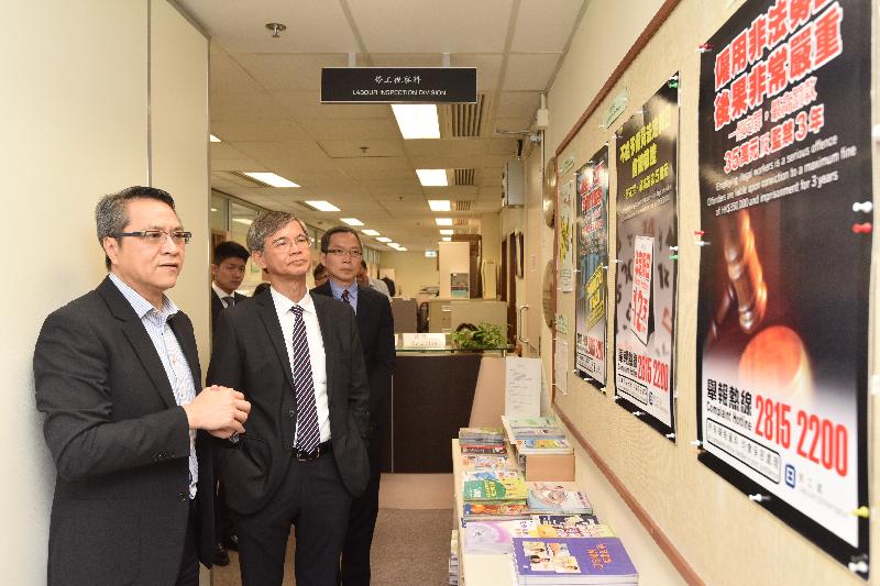 The Secretary for Labour and Welfare, Dr Law Chi-kwong, visited the Labour Department Headquarters today (September 6) to take a closer look at its work. Photo shows Dr Law (second right), accompanied by the Commissioner for Labour, Mr Carlson Chan (first right), being briefed by an officer of the Labour Inspection Division on enforcement of various labour laws including wage defaults, failure to grant a statutory holiday and employing illegal workers.