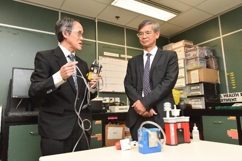 The Secretary for Labour and Welfare, Dr Law Chi-kwong, visited the Labour Department Headquarters today (September 6) to take a closer look at its work. Photo shows Dr Law (right) watching an occupational hygienist demonstrating the use of different instruments to assess the hazards affecting employees' health in the workplace.