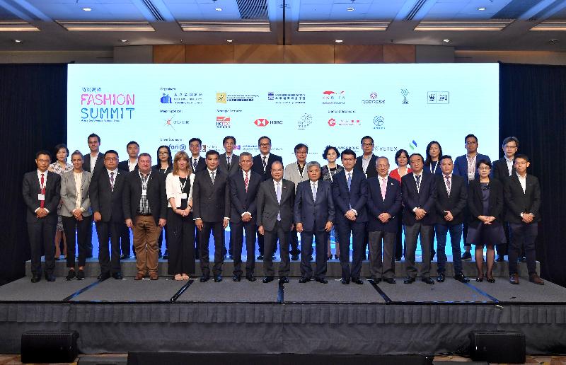 The Chief Secretary for Administration, Mr Matthew Cheung Kin-chung, officiated at the opening ceremony of the Fashion Summit (HK) 2018 this morning (September 6). Photo shows Mr Cheung (front row, centre) with the Chairman of the Fashion Summit Steering Committee, Mr Felix Chung (front row, sixth left); the Secretary for Commerce and Economic Development, Mr Edward Yau (front row, sixth right); the Chairman of the Clothing Industry Training Authority, Mr Yeung Fan (front row, seventh right); and other guests at the ceremony.