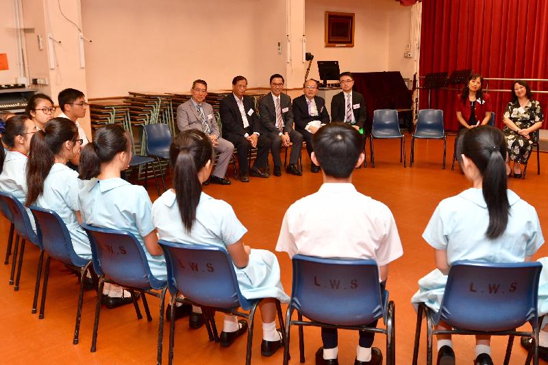 教育局局长杨润雄（右五）今日（九月六日）到访东区，参观柴湾的中华传道会刘永生中学，与学生代表面谈交流。