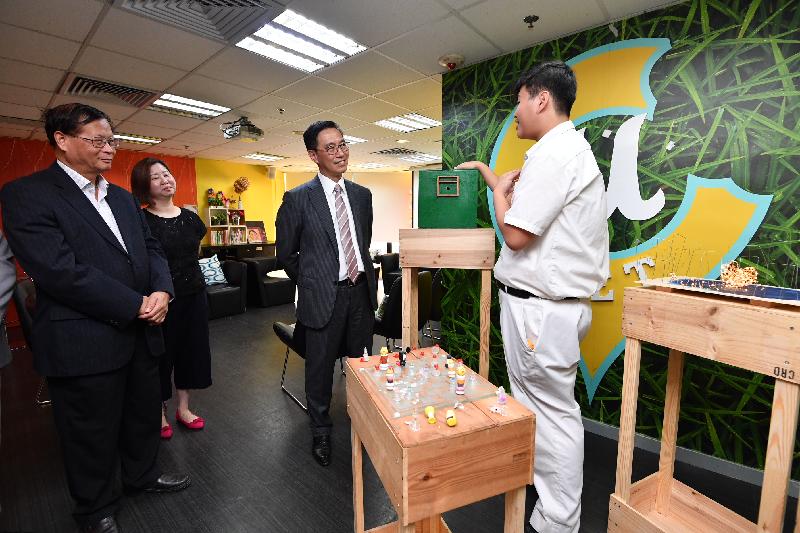 教育局局長楊潤雄（右二）今日（九月六日）到訪東區，參觀香港青年協會的賽馬會筲箕灣青年空間，欣賞青少年設計的藝術作品。