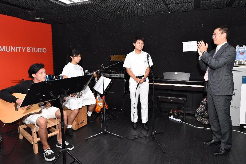 教育局局長楊潤雄（右一）今日（九月六日）到訪香港青年協會的賽馬會筲箕灣青年空間，欣賞青少年樂器及唱歌表演。