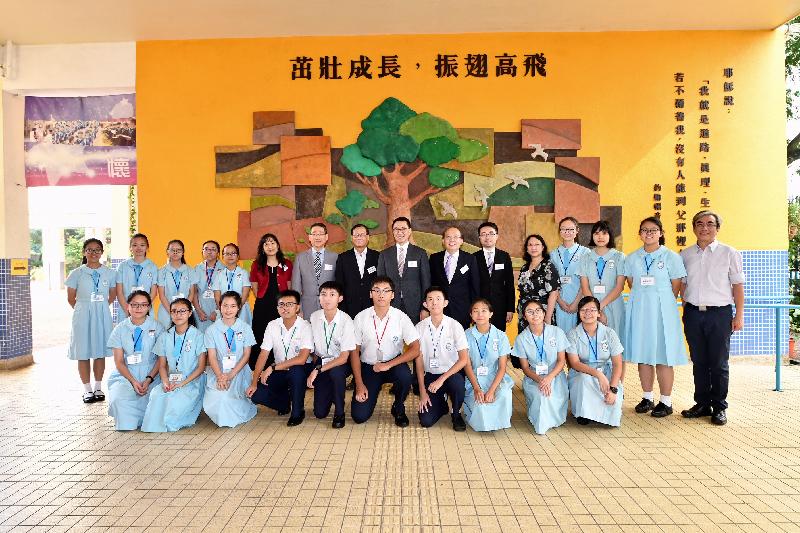 The Secretary for Education, Mr Kevin Yeung (back row, eighth right), today (September 6) visited CNEC Lau Wing Sang Secondary School in Chai Wan, where he is pictured with the school principal, teachers and students.