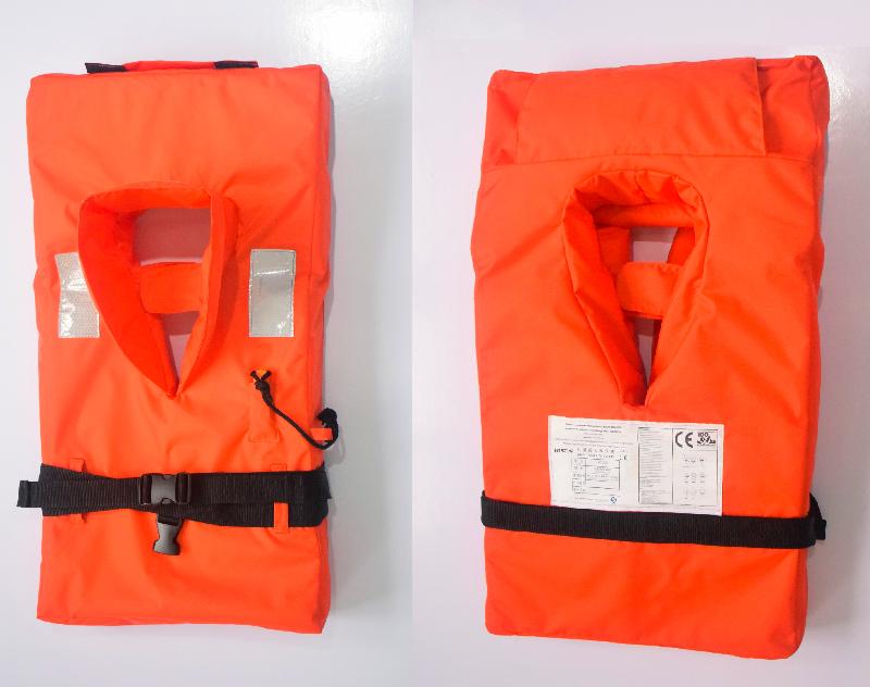 海事處今日（九月六日）約見多個業界代表，向他們簡介由香港理工大學研發的成人和兒童均適用的救生衣。圖示救生衣的正面（左）和背面（右）。
