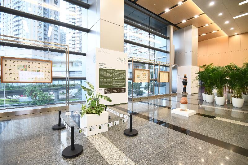 The Art Promotion Office today (September 7) launched an exhibition entitled "#ArtTravellers Exhibition Series III: Tracing along the Green Blades". Featuring works by Carol Lee and Trevor Yeung, two artists specialising in different media, the exhibition showcases unique travelogues which were created with exotic plants collected in their journeys. Picture shows the exhibition area located at the 1/F Lobby of Trade and Industry Tower.
