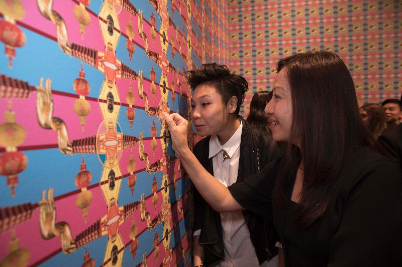 伦敦设计双年展2018香港展馆透过香气嗅觉去触动回忆。展览除了展示香港的影像，亦透过贴于展馆四周的「擦一擦、闻一闻」香气墙纸，展示它们的香气，其中包括味道独特的庙宇香烛。