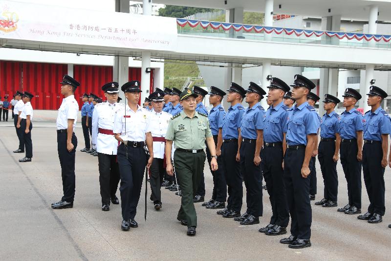 中國人民解放軍駐香港部隊司令員譚本宏中將今日（九月七日）在消防及救護學院出席消防處第183屆結業會操檢閱學員。